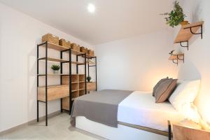 Un dormitorio con una cama y una estantería. en New 2 bedroom beach and city center - Ruiz Vertedor by 10ToSea, en Fuengirola