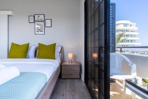 1 dormitorio con 1 cama y balcón en Peale's 2-Bedroom Apartment in Mackenzie, en Lárnaca