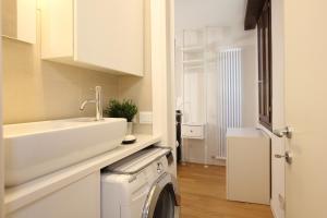 una cucina con lavatrice e lavandino di Rialto Studio (300mt from Rialto Bridge) a Venezia