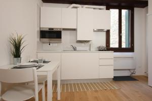 A kitchen or kitchenette at Rialto Studio (300mt from Rialto Bridge)