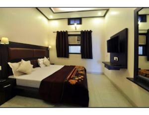 Posteľ alebo postele v izbe v ubytovaní Hotel Sunder Palace, Dehradun