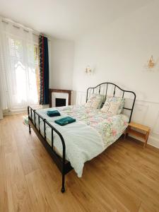 Posteľ alebo postele v izbe v ubytovaní Villa muguette - coeur de Vichy- 2éme étage