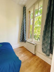 Posteľ alebo postele v izbe v ubytovaní Villa muguette - coeur de Vichy- 2éme étage