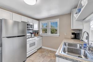 A kitchen or kitchenette at River View- Renovated Townhome close to Lambeau townhouse
