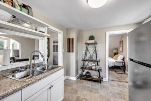 A kitchen or kitchenette at River View- Renovated Townhome close to Lambeau townhouse