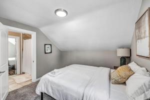 Una cama o camas en una habitación de River View- Renovated Townhome close to Lambeau townhouse