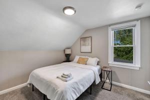 A bed or beds in a room at River View- Renovated Townhome close to Lambeau townhouse