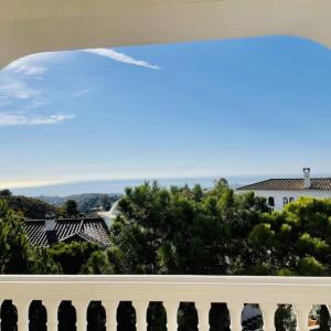 een balkon met uitzicht op een huis met bomen bij Luxury villa with pool and view in Mijas