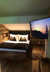 1 dormitorio con 1 cama y TV de pantalla plana en Appartements Lehenhof en Sankt Johann im Pongau