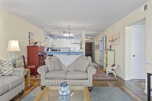 Point Prospect Shores condo في باين نول شورز: غرفة معيشة مع أريكة وطاولة