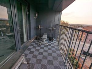 Balkon atau teras di 3 Bed - Modern, High Spec, Spacious Apartment