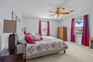 1 dormitorio con 1 cama y ventilador de techo en Otter Banks Retreat home, en Harkers Island