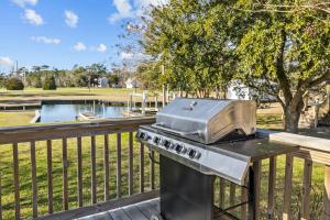 una parrilla en la parte superior de una mesa junto a un parque en Otter Banks Retreat home, en Harkers Island