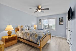 um quarto com uma cama e uma ventoinha de tecto em Anchors Away Unit 1 Duplex em Atlantic Beach