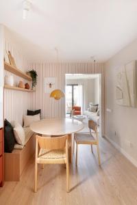 sala de estar con mesa, sillas y sofá en C211 Barcelona Apartments, en Barcelona