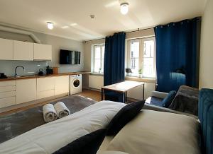 Il comprend un salon avec un lit et une cuisine. dans l'établissement Hugo Eden Apartments, à Cracovie