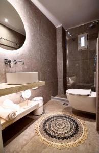 Koupelna v ubytování Alonia Hotel