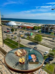 a table with a plate of food on top of a balcony at Scoica Alba Mamaia Nord Summerland in Mamaia