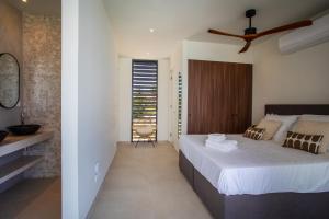 Rúm í herbergi á Villa Wahoo