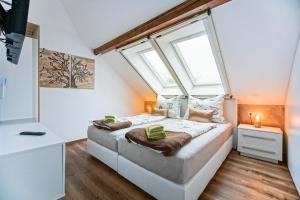 מיטה או מיטות בחדר ב-AusZeit Steiraland 1 mit privaten Garten überdachter Terrasse und Parken