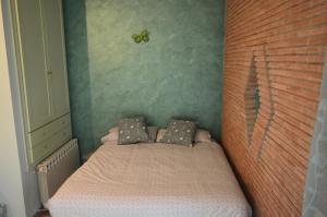 een klein bed in een hoek van een kamer bij Casa vacanze in famiglia in San Leucio del Sannio