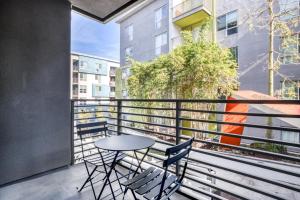 A balcony or terrace at Downtown 1BR w Gym Courtyard nr LA Live LAX-650