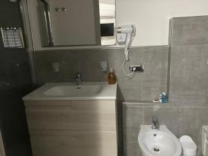 une salle de bain avec un lavabo et une douche dans l'établissement Sea Paradise, à San Giovanni