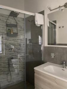 een badkamer met een douche, een wastafel en een bad bij Sea Paradise in San Giovanni