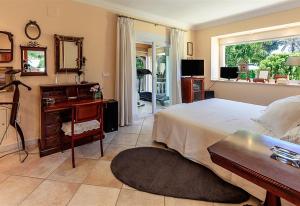 a bedroom with a bed and a desk and a window at Xenofilia 3 in Moraira