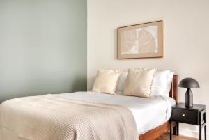 a bedroom with a bed and a picture on the wall at First Hill Studio w Gym Coworking SEA-447 in Seattle +19 photos