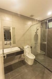 y baño con aseo, lavabo y ducha. en Villa FLC Sầm Sơn BT VIP Phong Cách Địa Trung Hải, en Sầm Sơn
