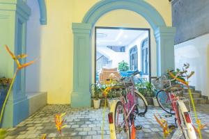 a group of bikes parked in front of a building at Villa FLC Sầm Sơn BT VIP Phong Cách Địa Trung Hải in Sầm Sơn