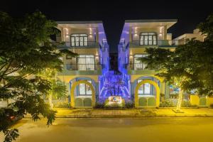 um edifício com uma luz azul projectada nele em Villa FLC Sầm Sơn BT VIP Phong Cách Địa Trung Hải em Sam Son