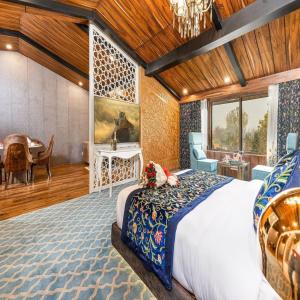 1 dormitorio con 1 cama grande y comedor en Hotel SnowLand, Srinagar en Srinagar