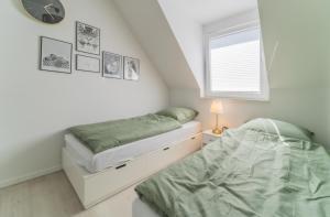Postel nebo postele na pokoji v ubytování FEWO am Schwanenteich mit Dachterrasse - Innenstadt