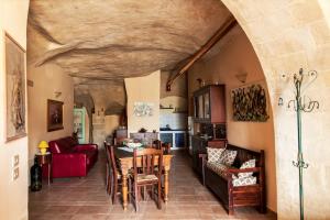 a kitchen and living room with a table and chairs at Il melograno in Matera