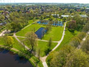 una vista aérea de un parque junto a un río en FEWO am Schwanenteich mit Dachterrasse - Innenstadt, en Emden