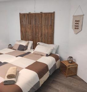 two beds sitting next to each other in a room at Casa Sa Posidonia -POSIDONIA SURF & STAY- in Ciutadella