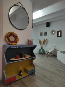 sala de estar con espejo y estante en Casa Sa Posidonia -POSIDONIA SURF & STAY- en Ciutadella