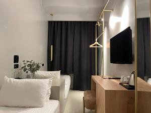 ein Hotelzimmer mit einem Bett und einem Schreibtisch mit einem TV in der Unterkunft AG Hotels Antalya in Antalya