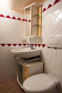 マテーラにあるIl melogranoのバスルーム(トイレ、洗面台、鏡付)