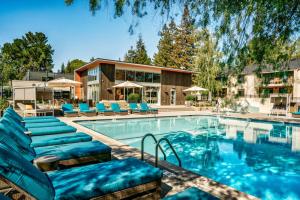 Πισίνα στο ή κοντά στο Menlo Park 2BR w Pool Ball Courts nr Top Schools SFO-457