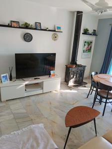 Televízia a/alebo spoločenská miestnosť v ubytovaní Casa Ana Nerja