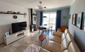 Televízia a/alebo spoločenská miestnosť v ubytovaní Casa Ana Nerja