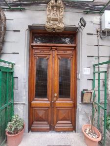 drewniane drzwi z boku budynku w obiekcie Habitación en apartamento con zonas comunes compartida H3 w mieście Bilbao