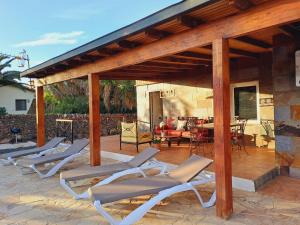 ラ・オリーバにあるCasa Helenaのパティオ(ラウンジチェア付)