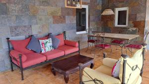 ラ・オリーバにあるCasa Helenaのソファとテーブルのあるリビングルーム