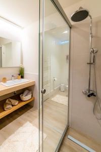 ein Badezimmer mit Dusche und Waschbecken in der Unterkunft Luxury Town Center Suite, Β1 in Iraklio + 39 Fotos