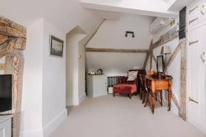 a hallway with a table and a chair and a desk at Victoria in Holkham