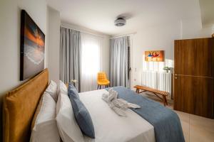 ein Schlafzimmer mit einem Bett in einem Zimmer in der Unterkunft Luxury Town Center Suite, Β1 in Iraklio